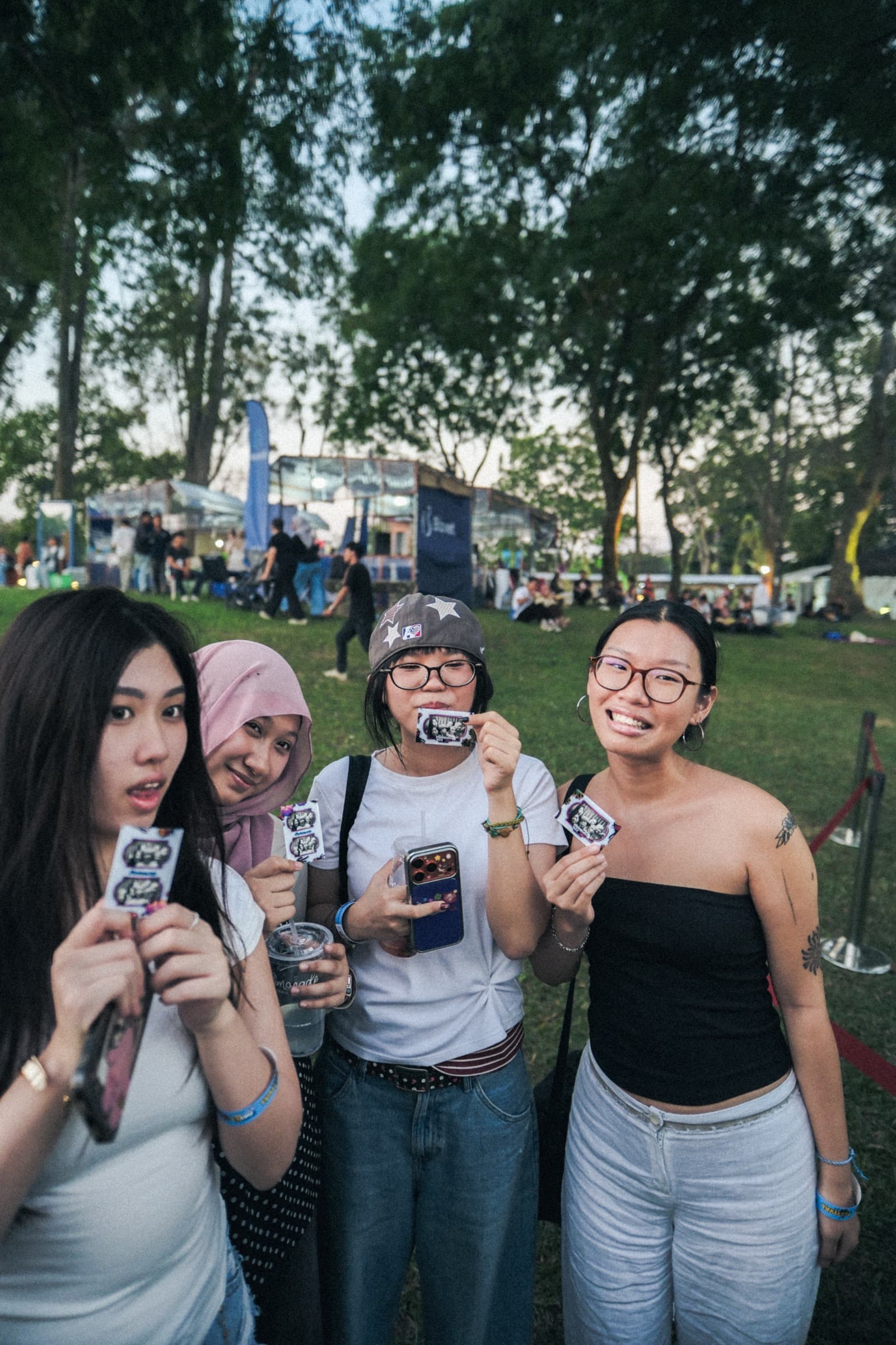 Sahabat tersenyum bahagia memamerkan hasil cetakan photostrip
