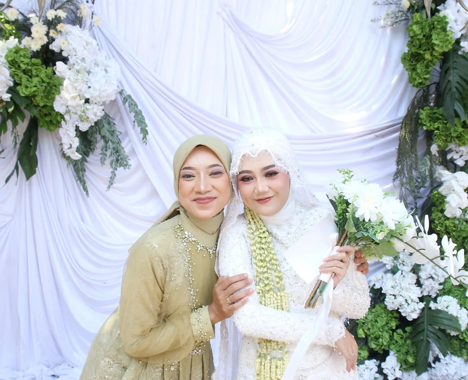 Momen hangat berpose di depan backdrop pernikahan